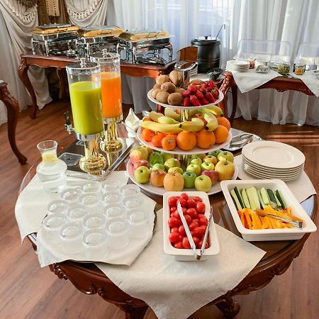 Gregory Boutique Hotel Chişinău Eksteriør billede A buffet at a hotel