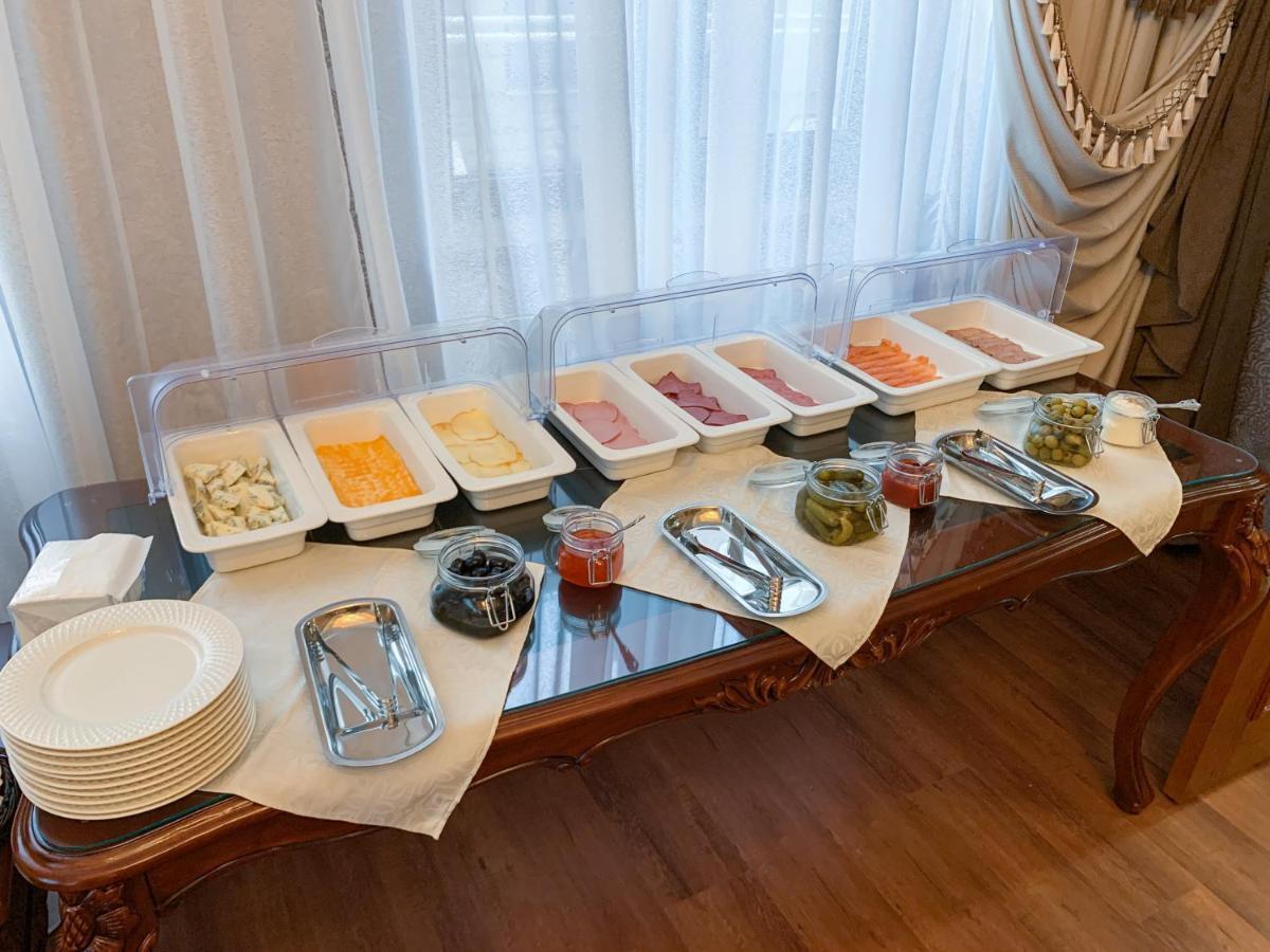Gregory Boutique Hotel Chişinău Eksteriør billede A buffet at a hotel