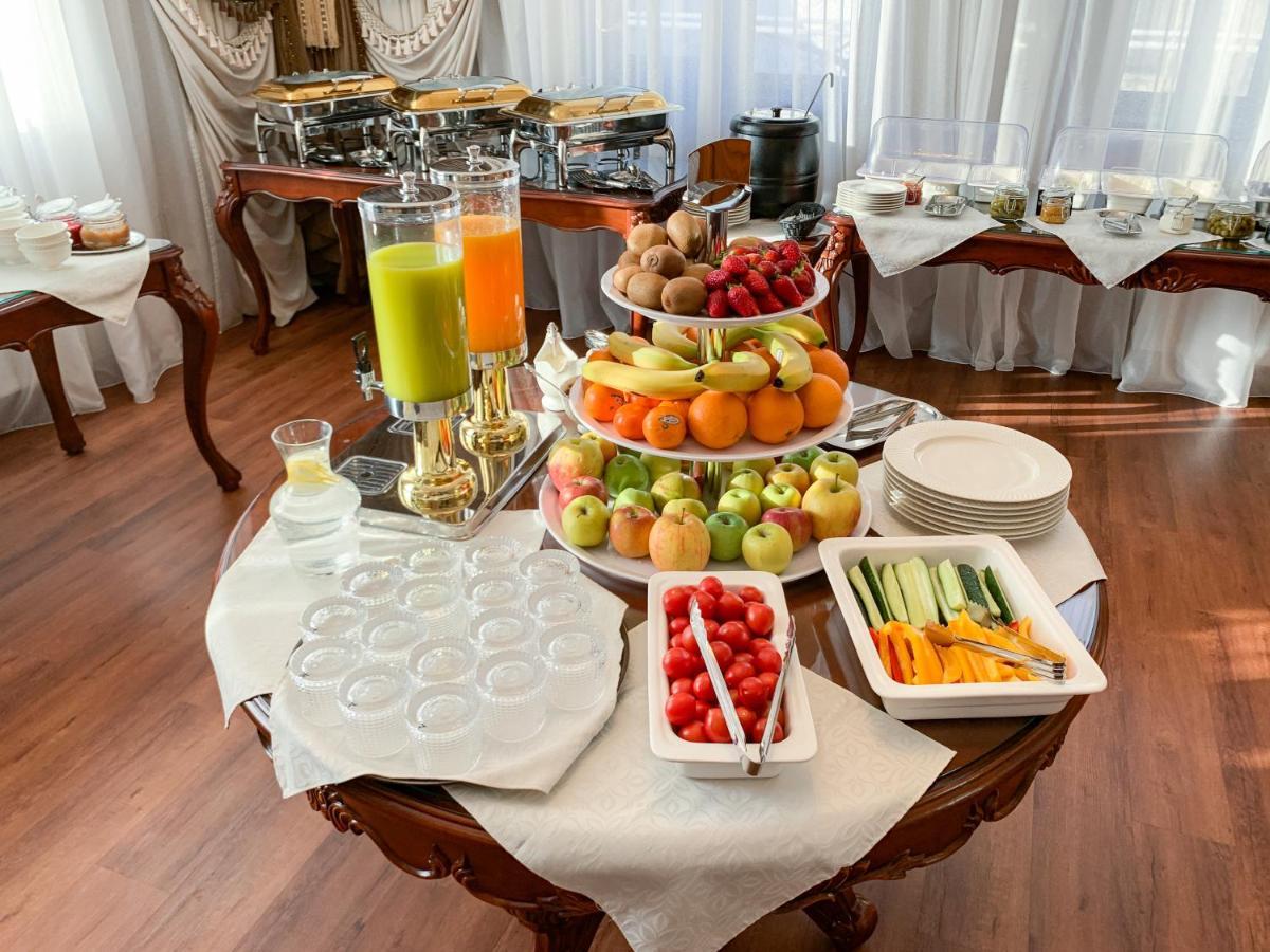 Gregory Boutique Hotel Chişinău Eksteriør billede A buffet at a hotel