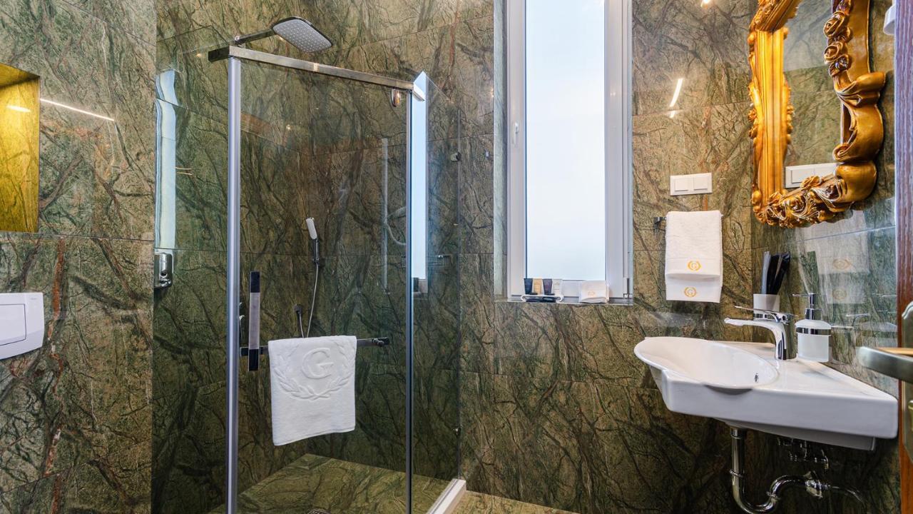 Gregory Boutique Hotel Chişinău Eksteriør billede A shower enclosure