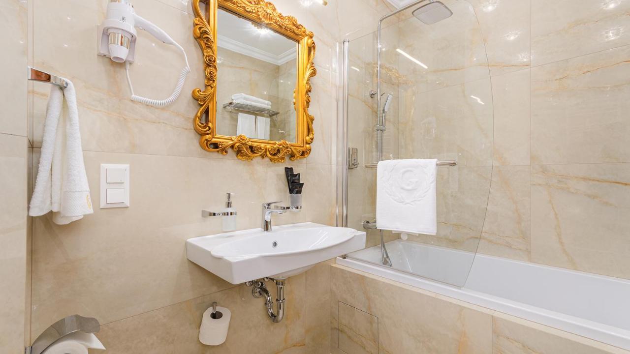 Gregory Boutique Hotel Chişinău Eksteriør billede Bathroom with shower screen