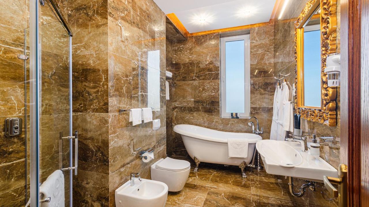 Gregory Boutique Hotel Chişinău Eksteriør billede Bathroom