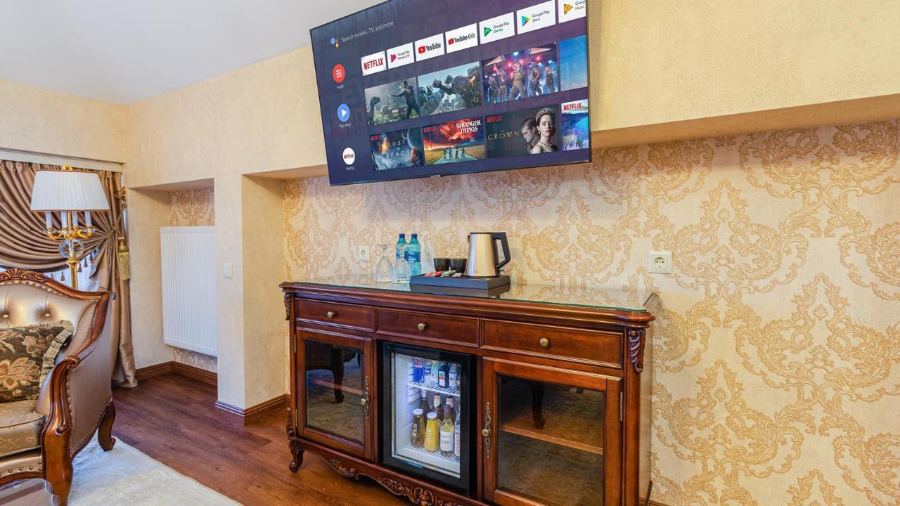 Gregory Boutique Hotel Chişinău Eksteriør billede A television mounted on a wall
