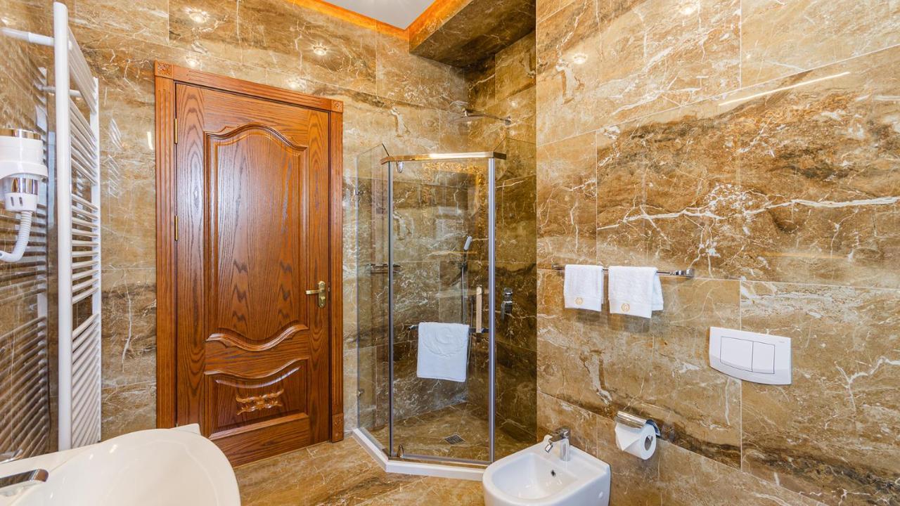Gregory Boutique Hotel Chişinău Eksteriør billede A shower enclosure