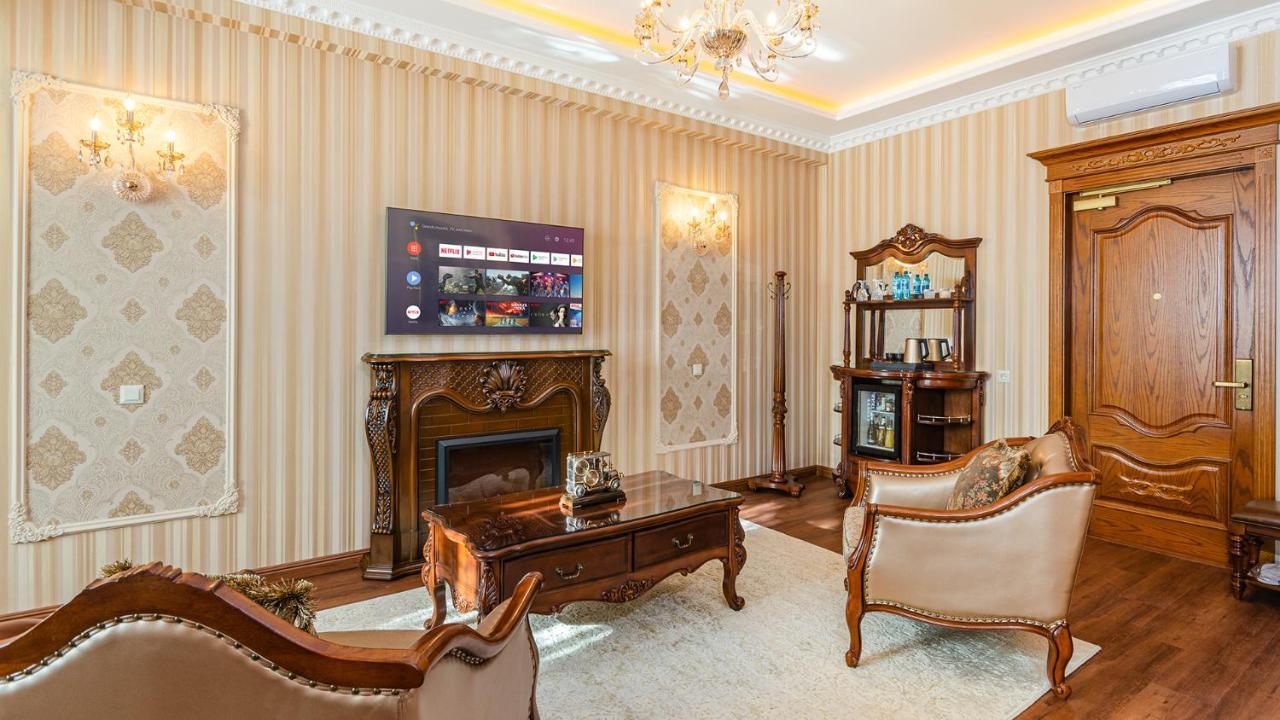 Gregory Boutique Hotel Chişinău Eksteriør billede A living room with a fireplace