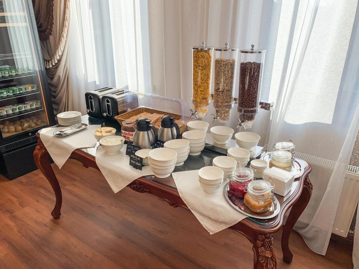 Gregory Boutique Hotel Chişinău Eksteriør billede A breakfast buffet