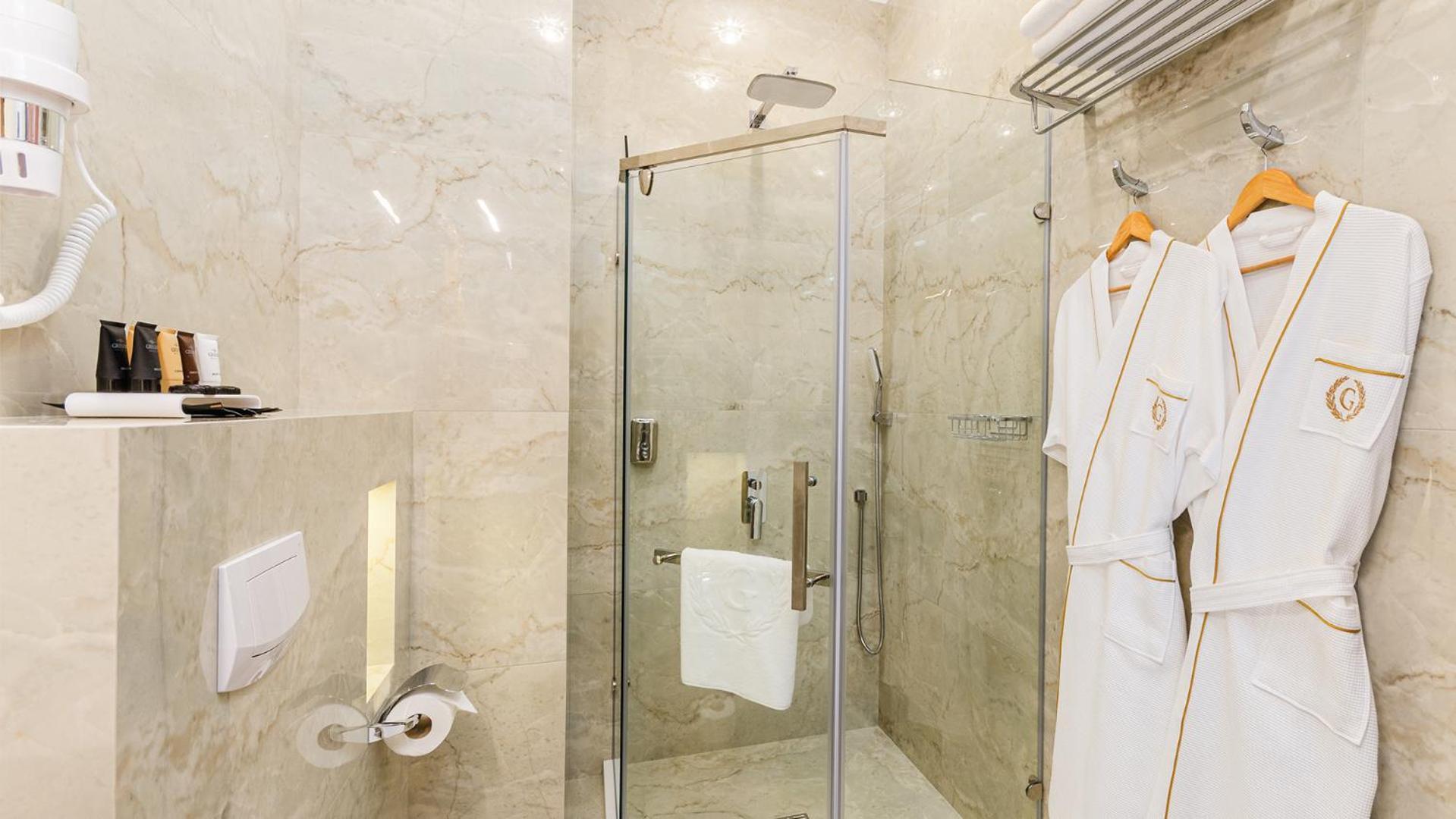 Gregory Boutique Hotel Chişinău Eksteriør billede A shower with a sliding door